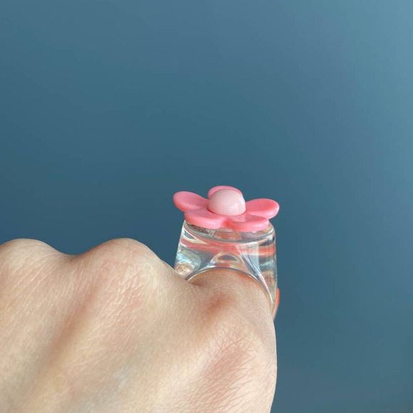 Y2K clear acrylic bubble ring w/ pink flower, 7.5 - Picture 3 of 6